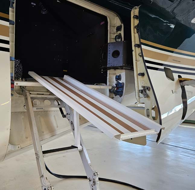 Stretcher loading ramp Air Medical Falcon7x